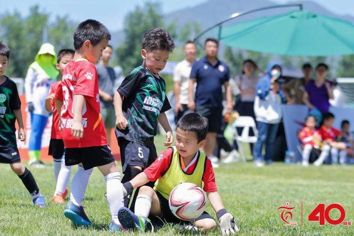 24直播網(wǎng)：百隊(duì)杯足球賽6歲、7歲足球節(jié)落幕 近200支球隊(duì)角逐